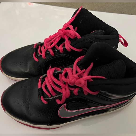 High top Nike basketball sneaker - Picture 1 of 6